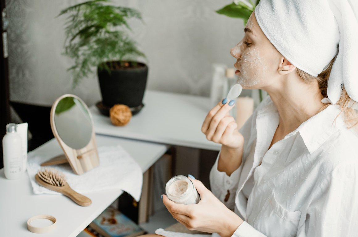 Une femme utilisant de l'huile d'argan en cosmétique sur son visage