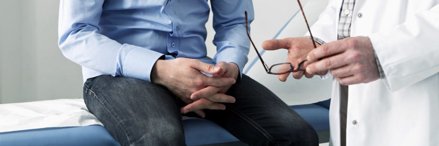 Un homme et un médecin en consultation. 