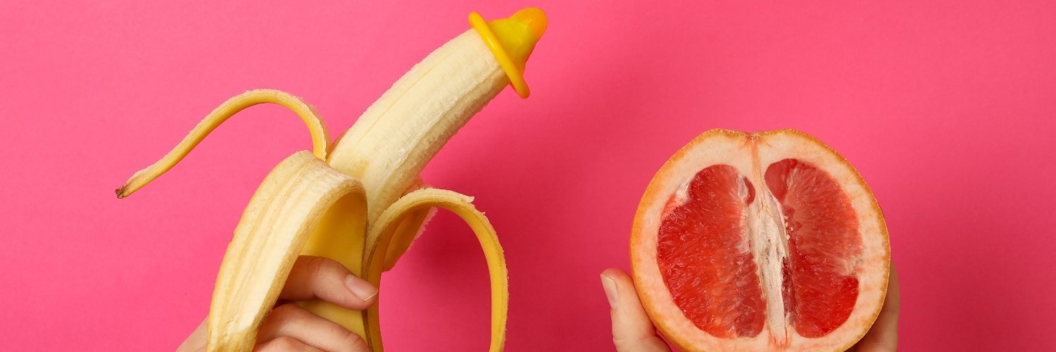 Une illustration d'une banane avec un préservatif à côté d'une orange