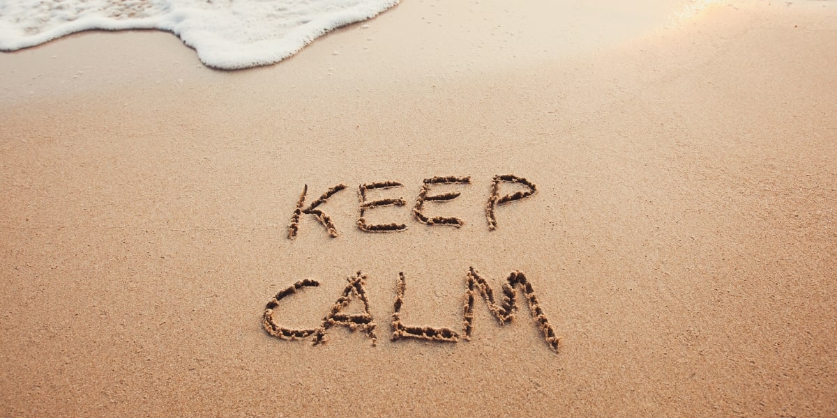 Le mot "Keep Calm" dessiné sur le sable 