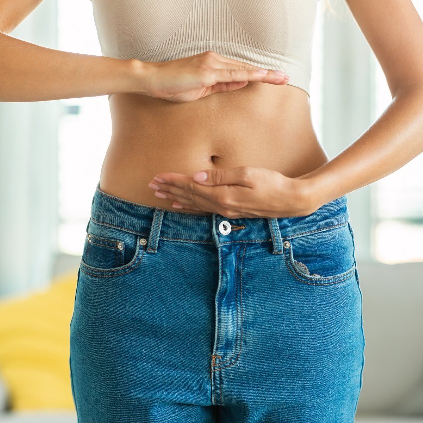 Une femme avec un ventre plat