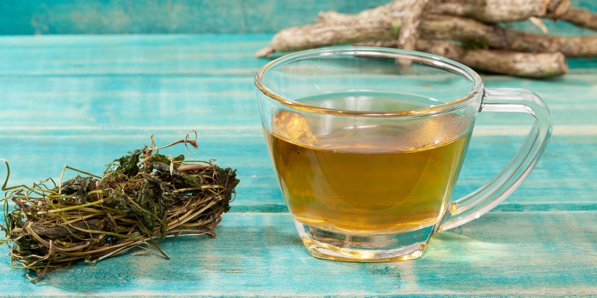 Une tasse de tisane à la valériane posée sur une table