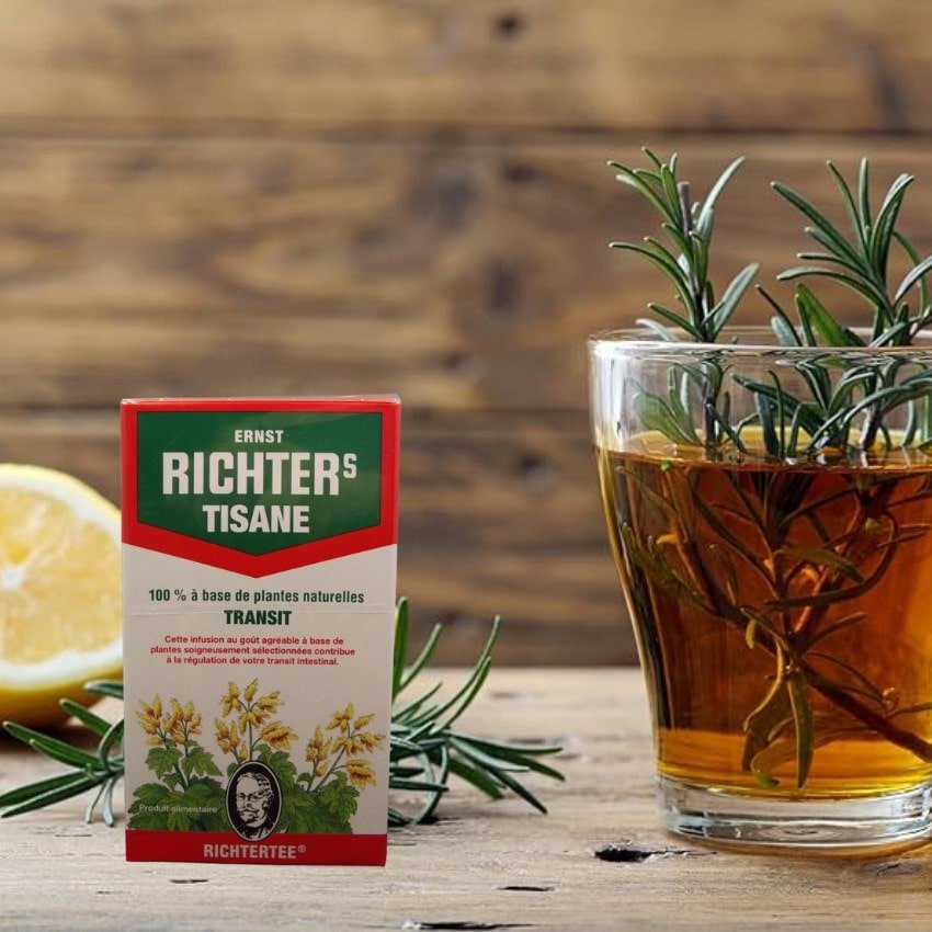 Un paquet de tisane richter's à côté d'une infusion