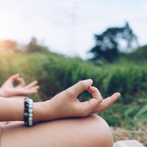 Une femme qui fait du yoga