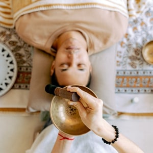 Un homme faisant une séance de relaxation