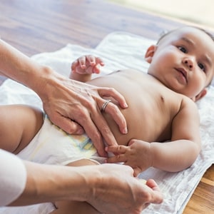 Un bébé en train de se faire changer sa couche