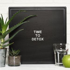 Un panneau avec écrit "time to detox"