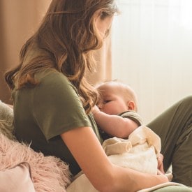 Photo d'une femme en train d'allaiter son bébé