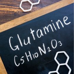 Photo d'un tableau noir sur lequel est inscrit à la craie le mot "Glutamine".