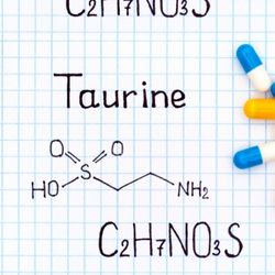 Une feuille de papier à carreaux sur laquelle est inscrite le mot Taurine