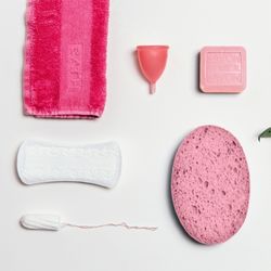 Des articles de toilette et hygiène intime disposés sur une table