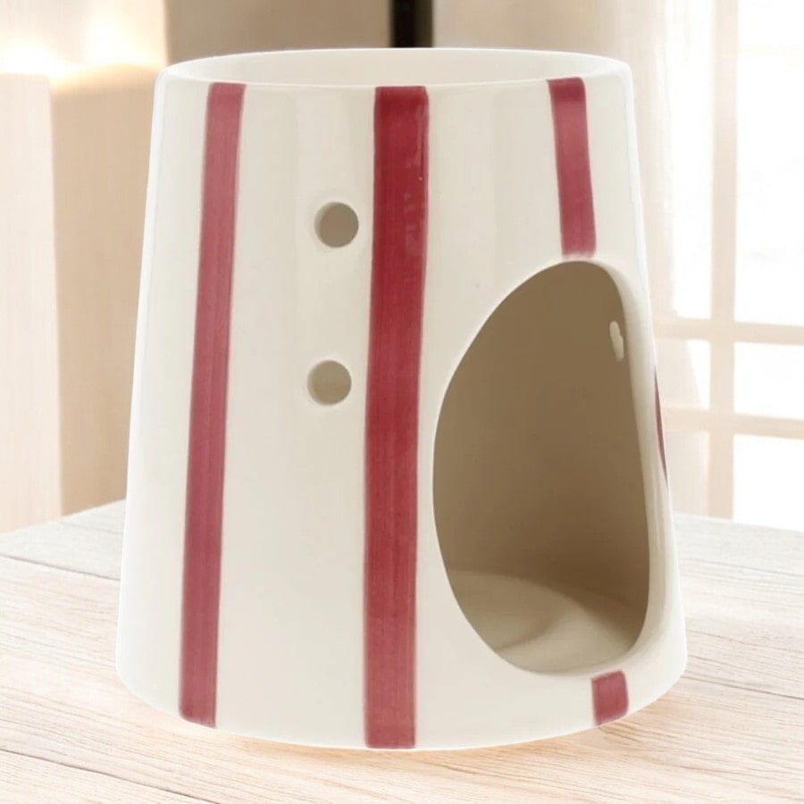 Un Brûle Parfum pour cire parfumée Stripes Red de Scentchips posé sur une table en bois, vue de côté