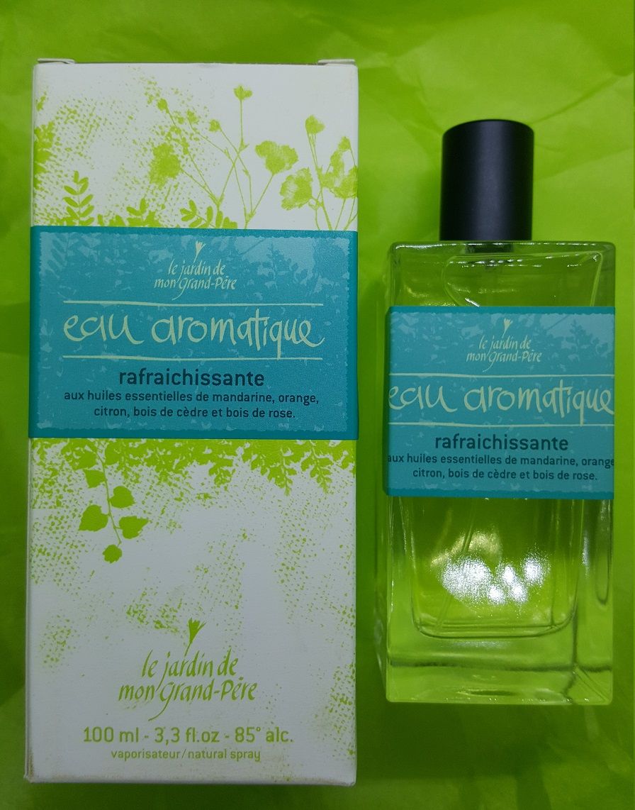 Cette eau aromatique est présentée dans un ravissant flacon en verre.