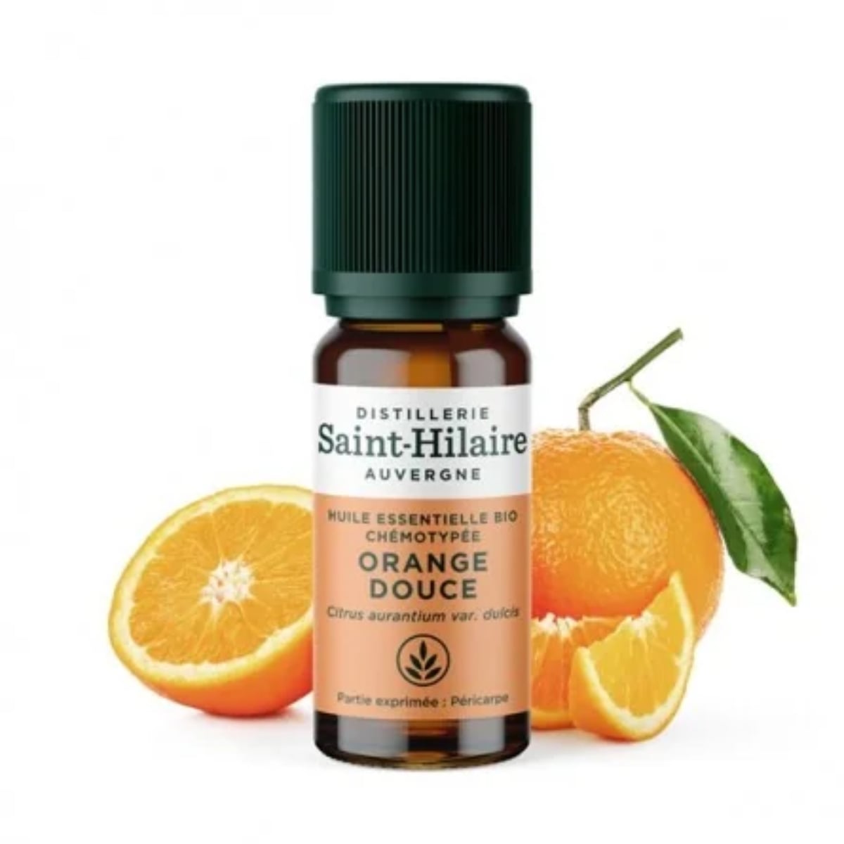 Un flacon de 10ml d'huile essentielle d'orange douce de la distillerie Saint-Hilaire accompagné d'orange en arrière plan.