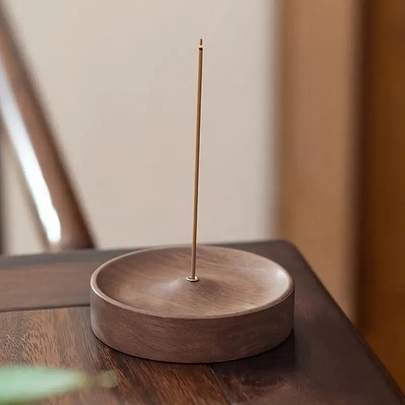 Porte-Encens en Bois Rustique sur une table en bois