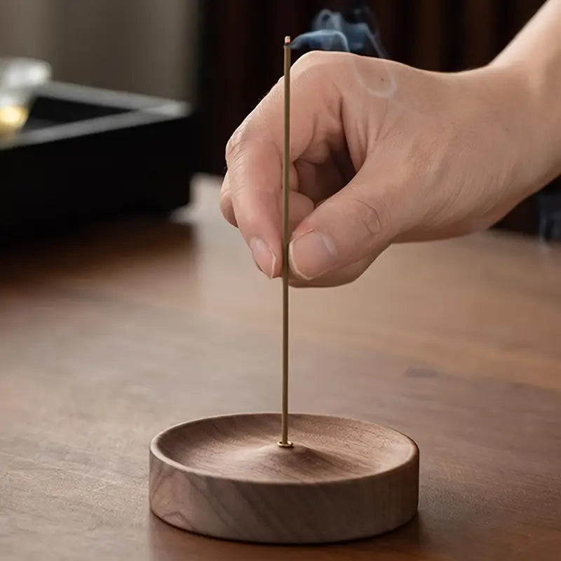 Un Porte-Encens en Bois Rustique avec un baton d'encens allumé