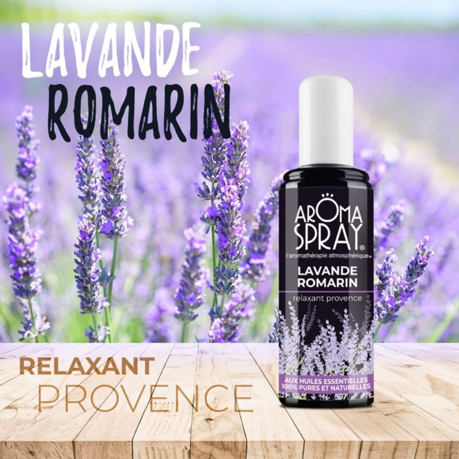 Un flacon de 100 ml d'Aromaspray lavande romarin posée une table en bois en face d'un champ de lavande