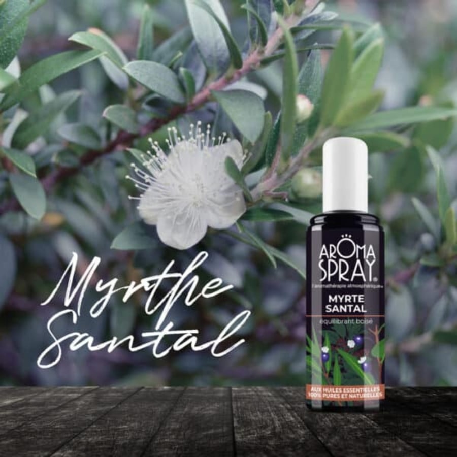 Un flacon d'aromaspray myrte santal avec un myrte santal en arrière plan