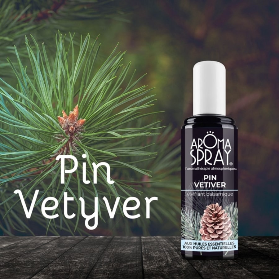 Un flacon de 100 ml de Aromaspray pin vetiver avec en fond une branche de pin