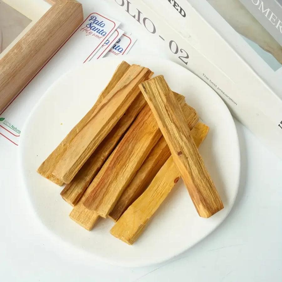 des Bâtons d'Encens en Bois Sacré Palo Santo dans une coupelle blanche