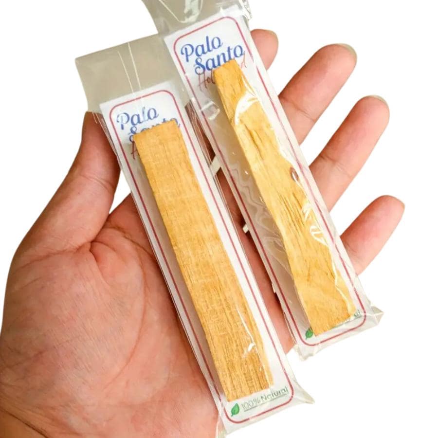 des Bâtons d'Encens en Bois Sacré Palo Santo tenus en main