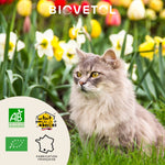 Un chat dans un jardin avec les logos agriculture biologique, fabrication française et un toit pour les abeilles ainsi que le logo de la marque Biovetol