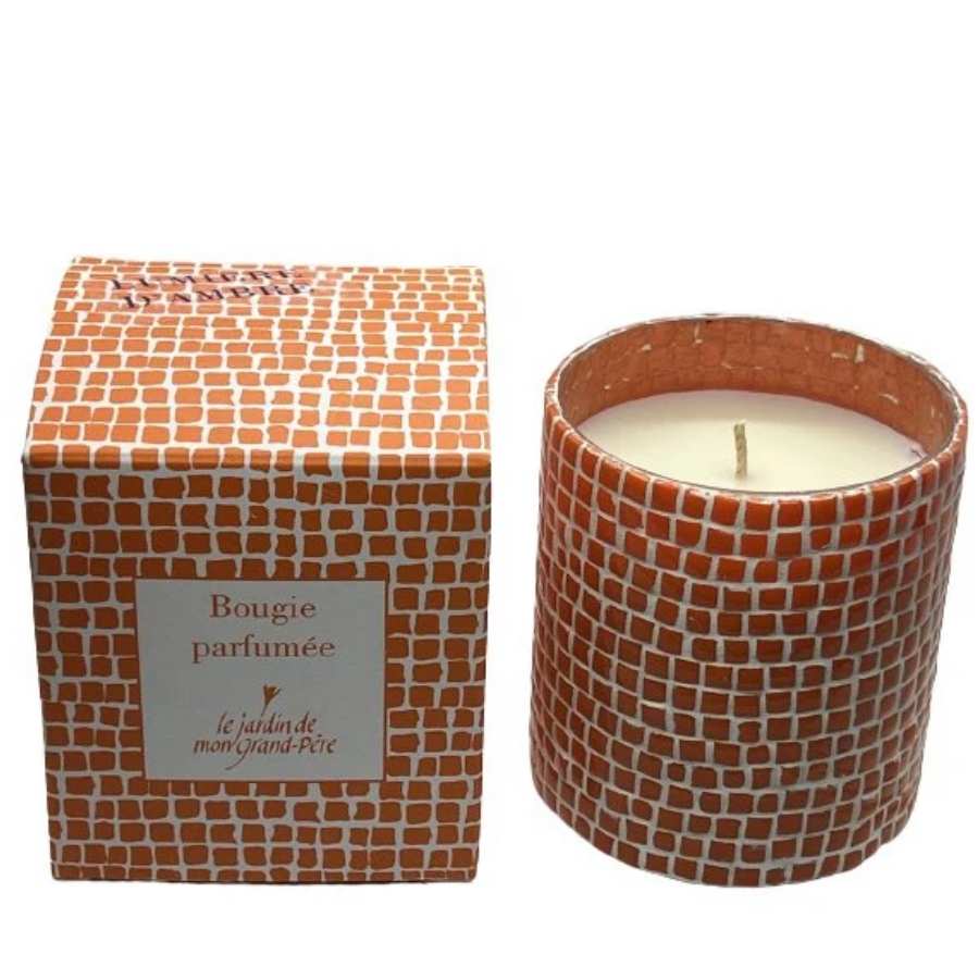 Une Bougie Parfumée Lumière d'Ambre de 150 g de la marque Jardin de mon Grand Père