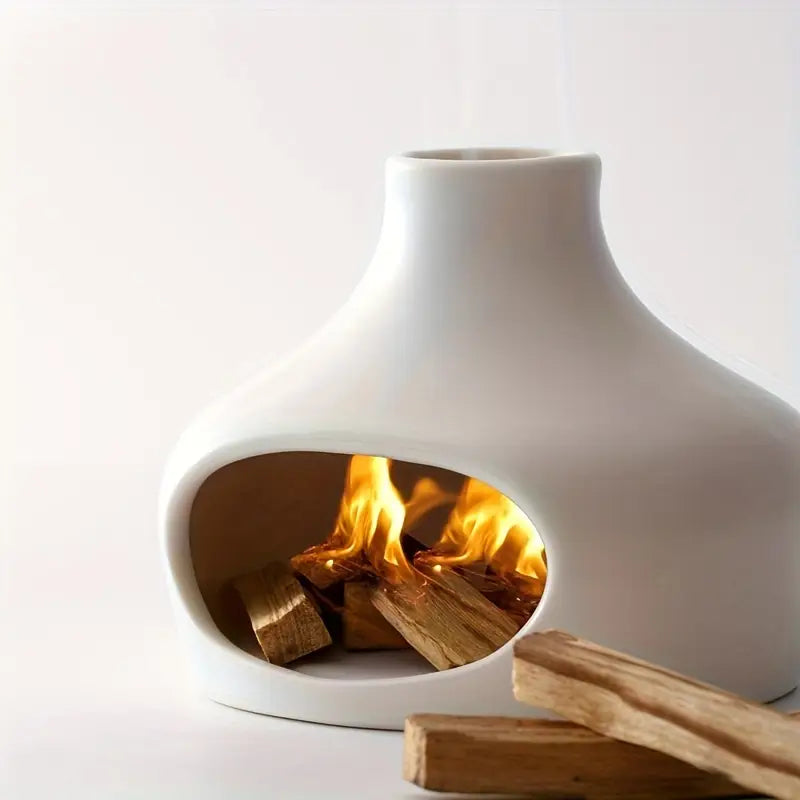 Brûleur d'Encens en Céramique Blanche avec Cheminée, avec du bois de santal allumé à l'intérieur en train de bruler