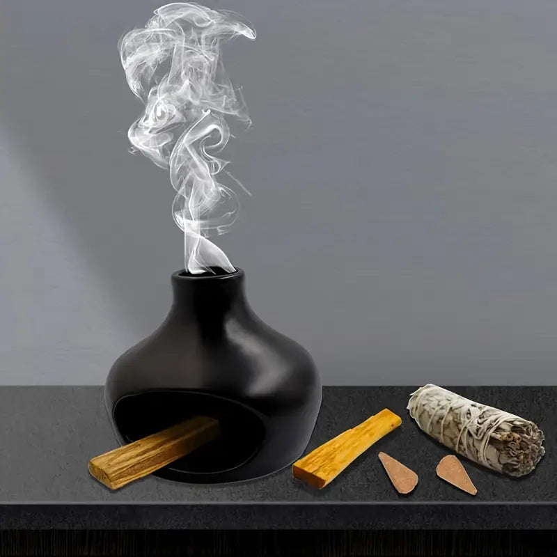 Photo d'un Brûleur d'Encens & Palo Santo en Céramique avec Cheminée de couleur Noir avec du palo santo en train de brûler dedans