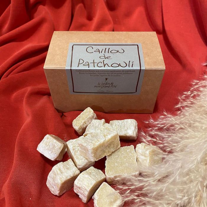 50 grammes de cailloux de patchouli sur un drap rouge