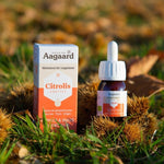 Un Citrolis Bio de 30 ml de la marque Aagaard posé dans l'herbe