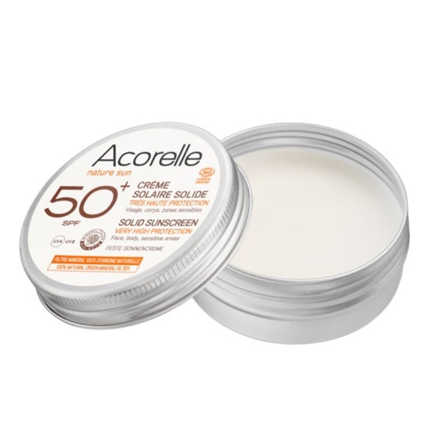 Une boite ouverte de crème solaire solide SPF 50+ de 30 g de la marque Acorelle