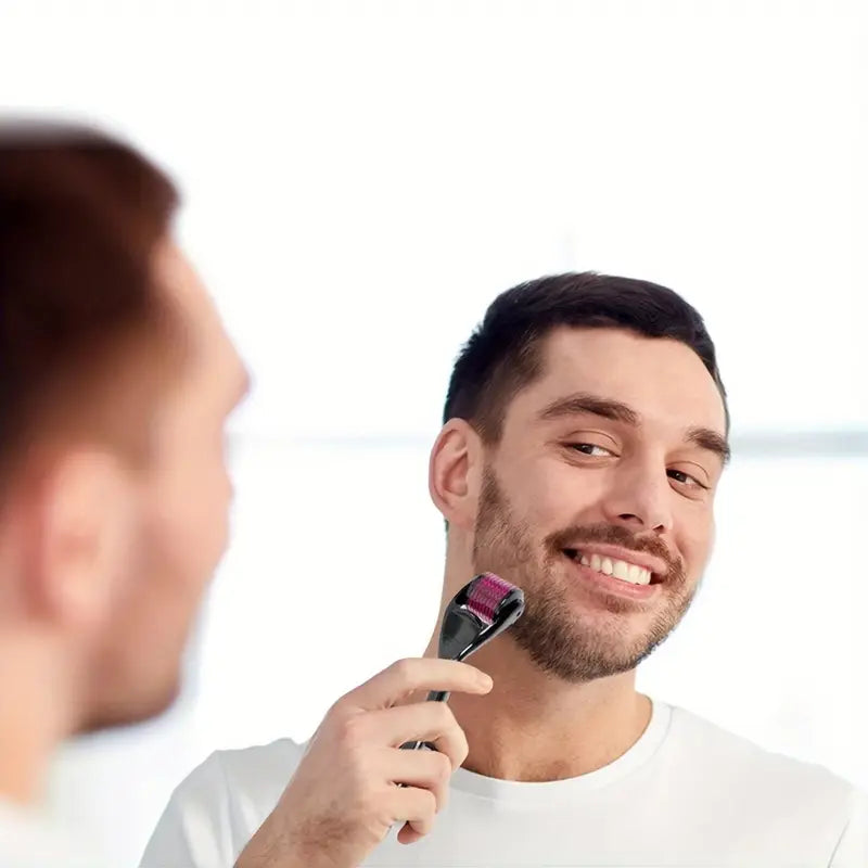 Un homme utilisant son beard roller violet