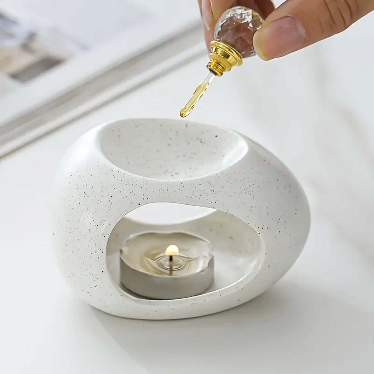 Un diffuseur de parfum naturel pour la maison au design moderne et minimaliste  avec une bougie chauffe-plat