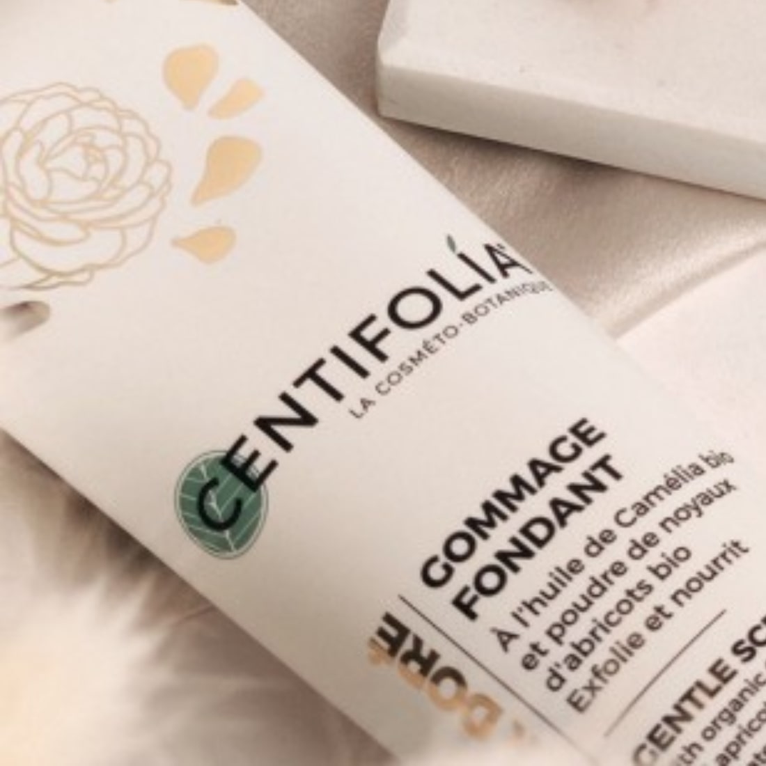 Zoom sur le packaging d'un gommage fondant de 150 ml de la marque Centifolia.