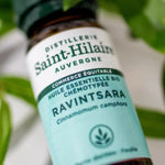 Zoom sur un flacon de 10 ml d'huile essentielle de ravintsara bio de la marque saint hilaire