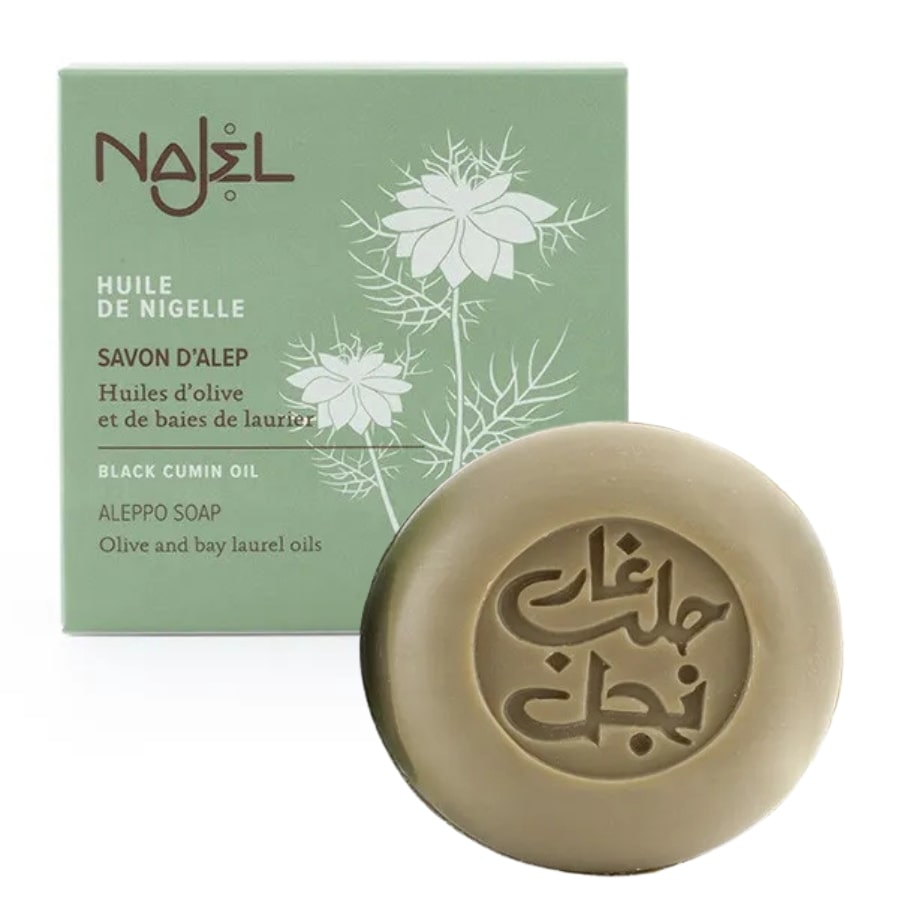 Une boîte et un savon à l'huile de nigelle de la marque najel