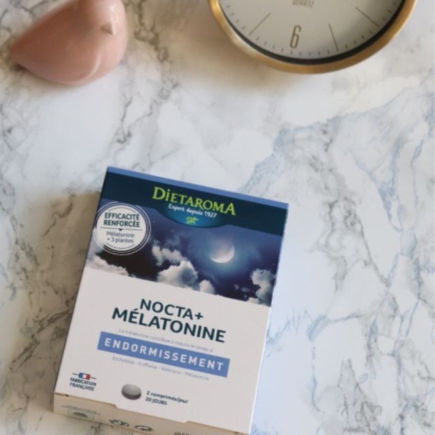 Une boite de complément Nocta+ Mélatonine de 40 comprimés de la marque Dietaroma posée sur une table