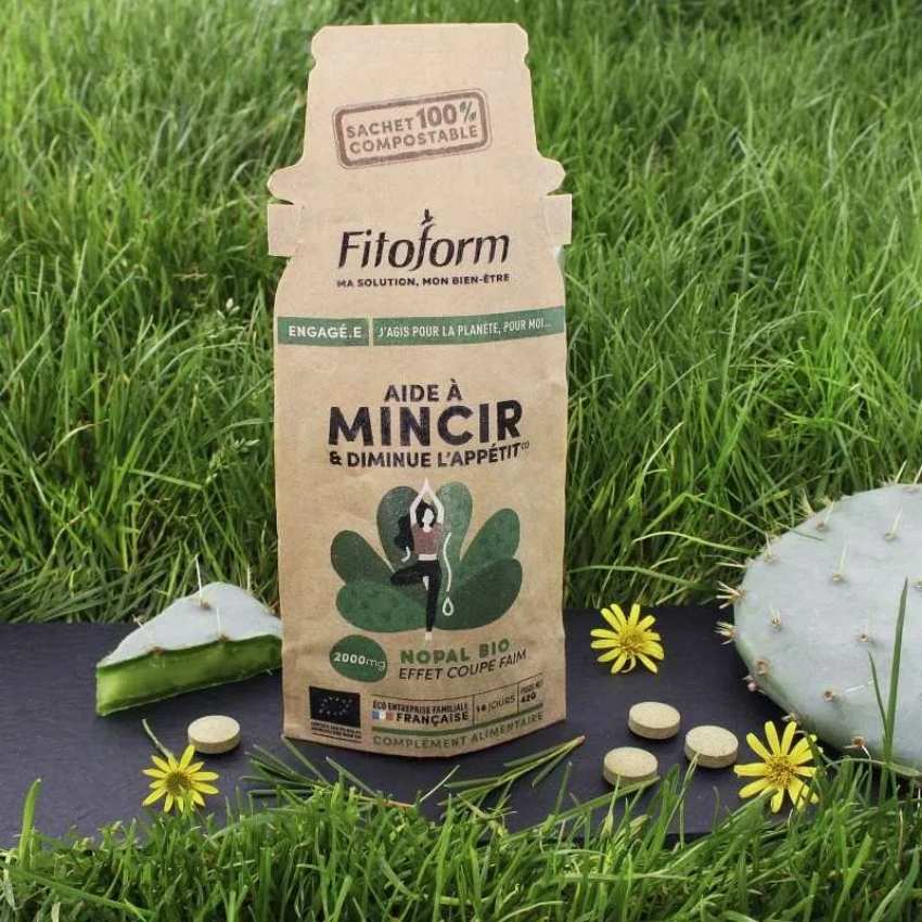 Un sachet de complément Nopal de 42 comprimés de la marque Fitoform posé sur l'herbe