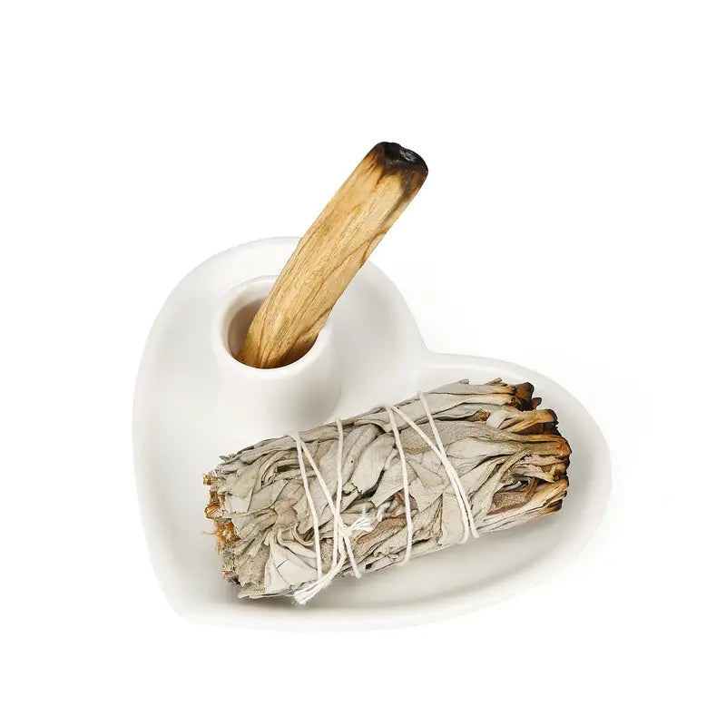 Un Brûleur de Palo Santo et Sauge en Céramique en Forme de Cœur avec un baton de palo santo et de la sauge