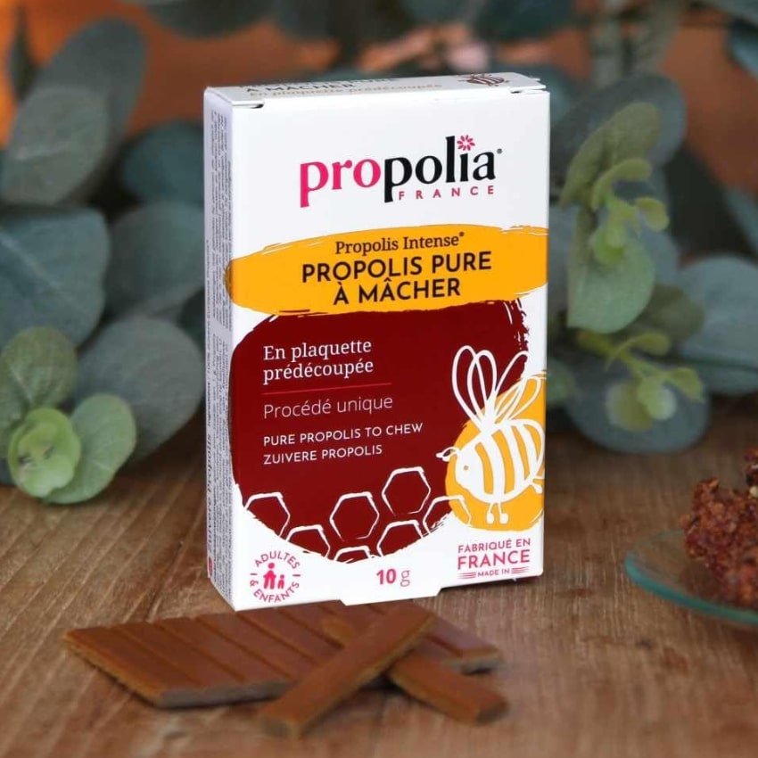 Une boite de Propolis Pure à mâcher de 10 g de la marque Propolia posée sur une table